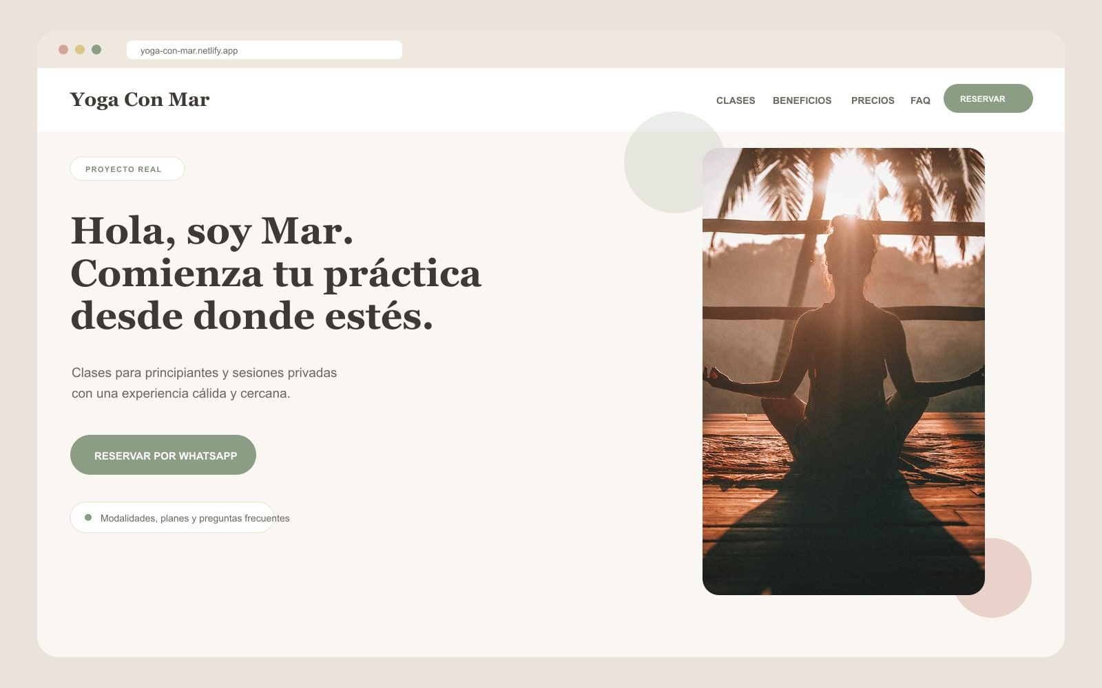 Vista editorial de la portada del sitio Yoga Con Mar en tonos cálidos y verdes